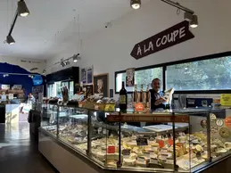 488-biocoop-rousset-sainte-victoire-magasin-bio-service-arriere-fromage-charcuterie.webp