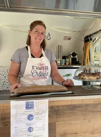 Penn Sardin, crêpes et galettes bretonnes, devant le magasin