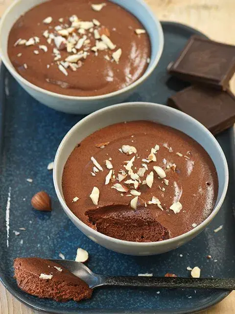 Mousse au chocolat et noisettes
